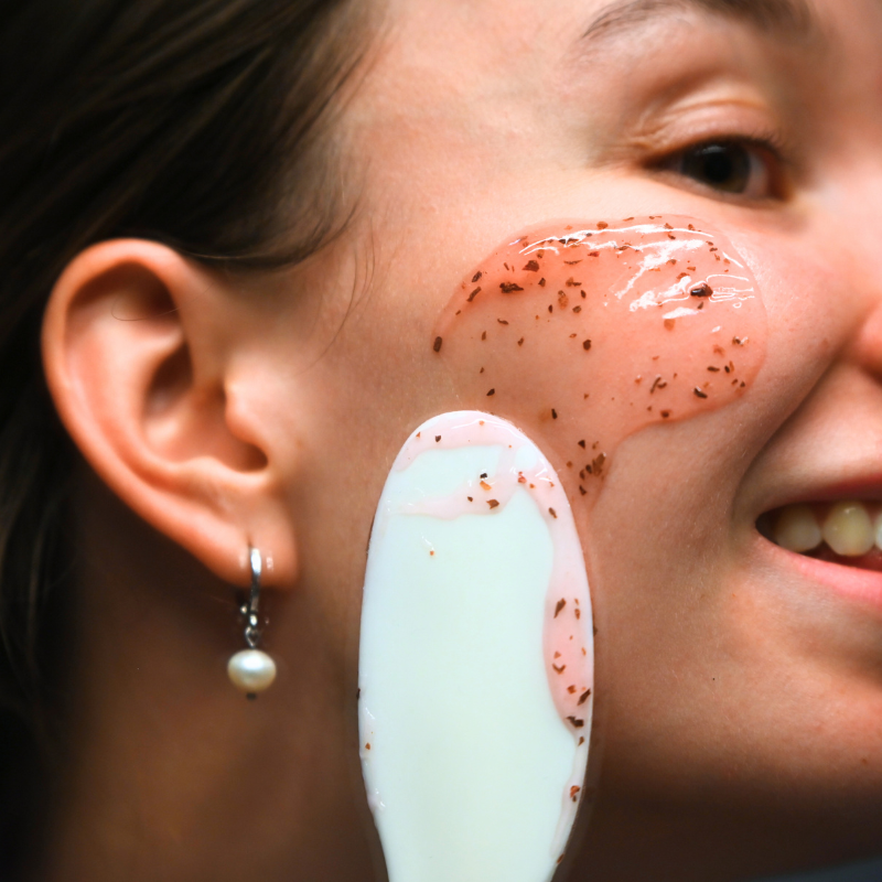 Maska z rožnimi cvetovi - gelna shaker