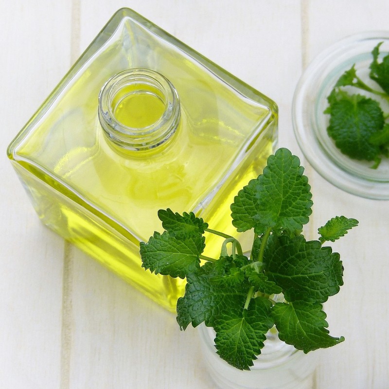 Olje po depilaciji poprova meta deluje čistilno in nežno odstrani ostanke voska. Kožo pomiri, nahrani in navlaži.