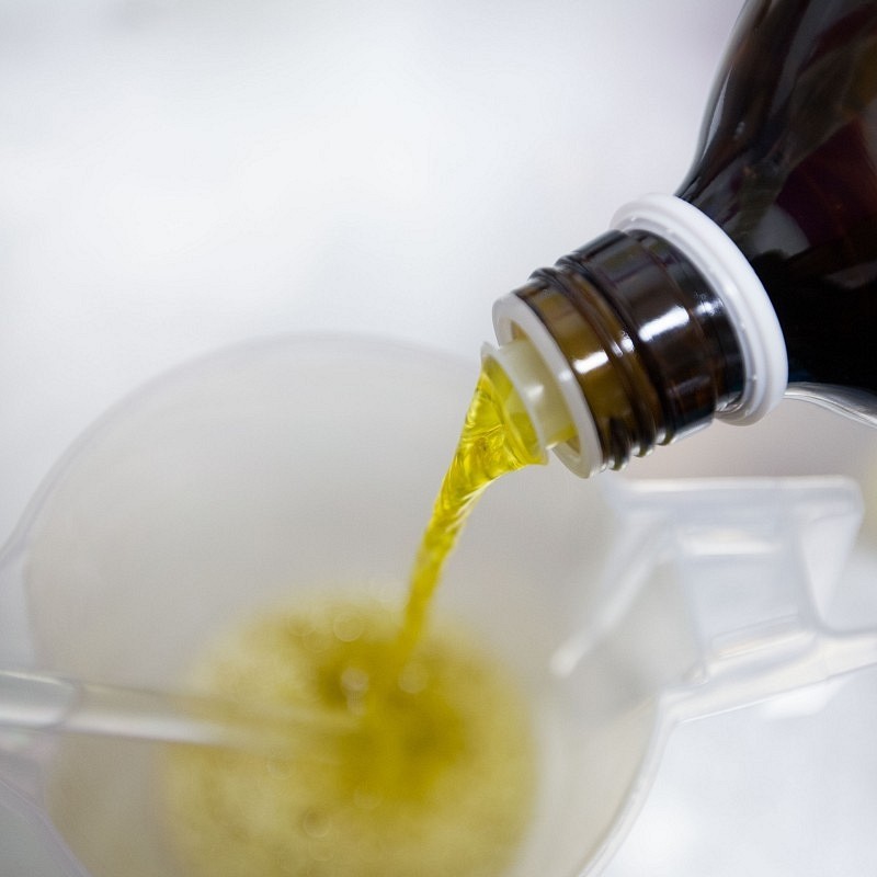 Masažno olje Relaxing je eno izmed najbolj aromatičnih masažnih olj s 100% eteričnimi olji. 